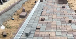 Профессиональная укладка плитки на улице в Шахтах в октябре