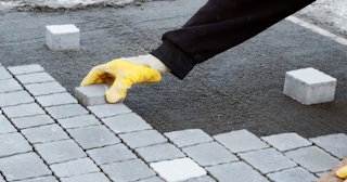 Монтаж тротуарной плитки на даче в Шахтах в октябре