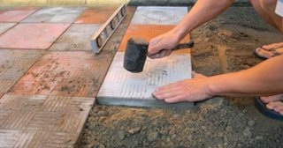 Укладка тротуарной плитки на основание в Шахтах в октябре