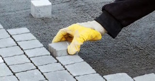 Укладка тротуарной плитки 50 на 50 в Шахтах в октябре