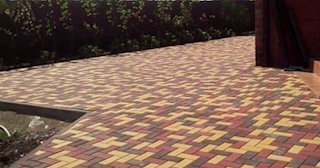 Профессиональная укладка тротуарной плитки вокруг дома в Шахтах в октябре