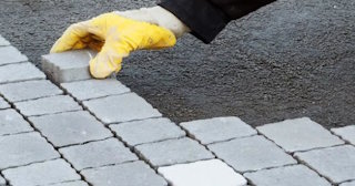 Укладка брусчатки в Шахтах - цена от 868 руб. за м2 | ТротуарнаяПлитка