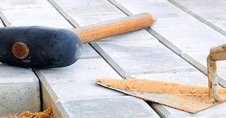 Профессиональная укладка тротуарной брусчатки в Шахтах в октябре