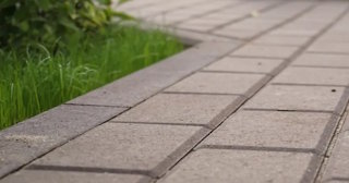 Профессиональная укладка тротуарных дорожек в Шахтах в октябре